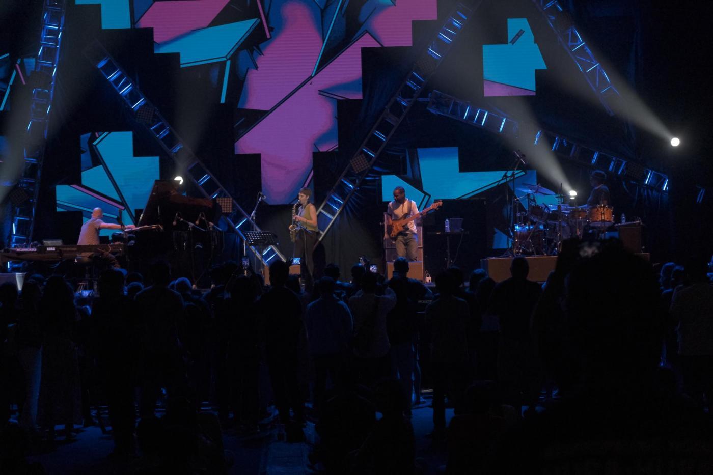 Church sedang bermain di panggung MLDSPOT Hall A3 dengan background visual berwarna ungu-biru